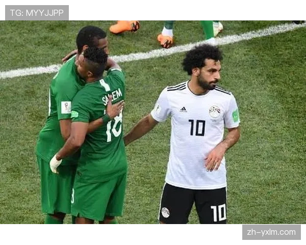 球迷场边镜头捕捉吕迪格强悍防守,谢尔基成背景板 球迷场边镜头捕捉吕迪格强悍防守,谢尔基成背景板